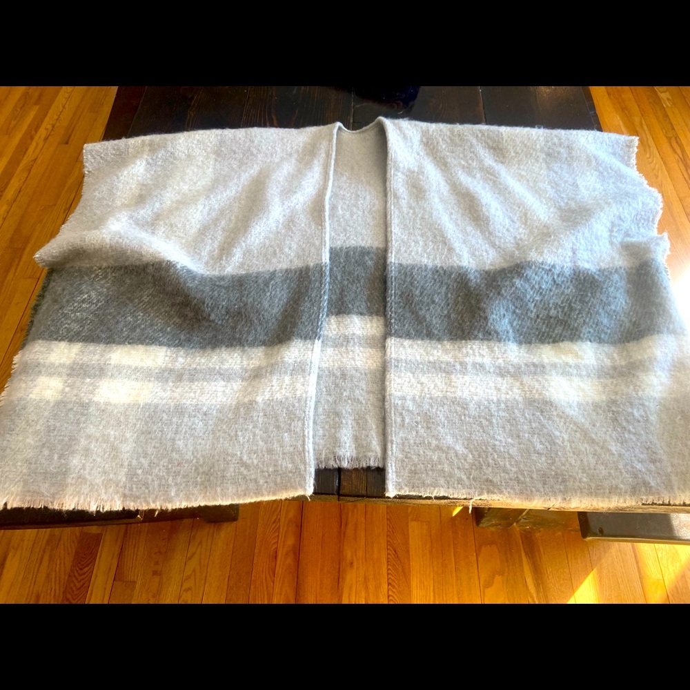 Aerie Grey Shall / Wrap